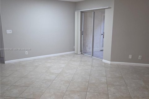 Condominio en alquiler en Coral Springs, Florida, 1 dormitorio, 65.03 m2 № 2026473 - foto 4