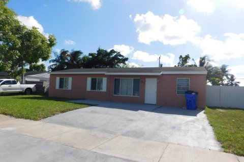 Commercial property in North Lauderdale, Florida 1 bedroom, 110.55 sq.m. № 2390584