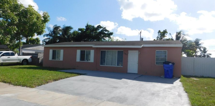 Commercial property in North Lauderdale, Florida 1 bedroom, 110.55 sq.m. № 2390584
