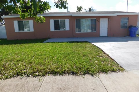 Commercial property in North Lauderdale, Florida 1 bedroom, 110.55 sq.m. № 2390584 - photo 2