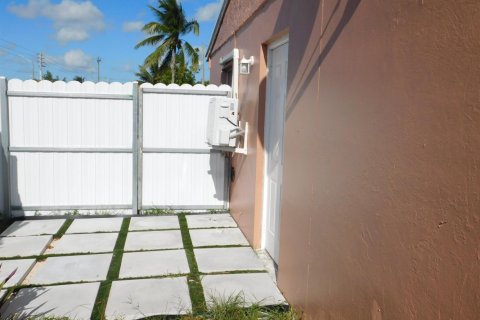 Commercial property in North Lauderdale, Florida 1 bedroom, 110.55 sq.m. № 2390584 - photo 3