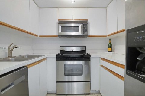 Condo in Miami Beach, Florida, 2 bedrooms № 2039526 - photo 5