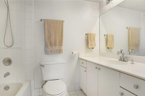 Condo in Miami Beach, Florida, 2 bedrooms № 2039526 - photo 14