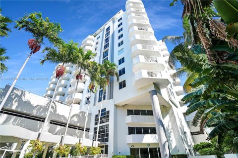 Condo in Miami Beach, Florida, 2 bedrooms  № 2039526
