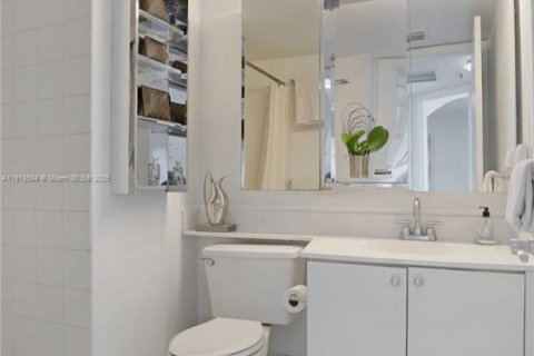 Condo in Miami Beach, Florida, 2 bedrooms № 2039526 - photo 17