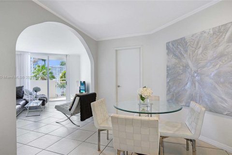 Condo in Miami Beach, Florida, 2 bedrooms № 2039526 - photo 2
