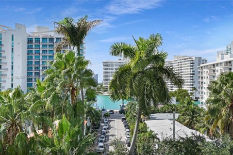 Condo in Miami Beach, Florida, 2 bedrooms № 2039526 - photo 10