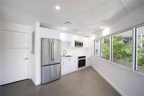 Condo in Miami Beach, Florida, 2 bedrooms № 2039526 - photo 20