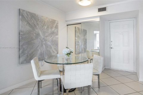 Condo in Miami Beach, Florida, 2 bedrooms № 2039526 - photo 4