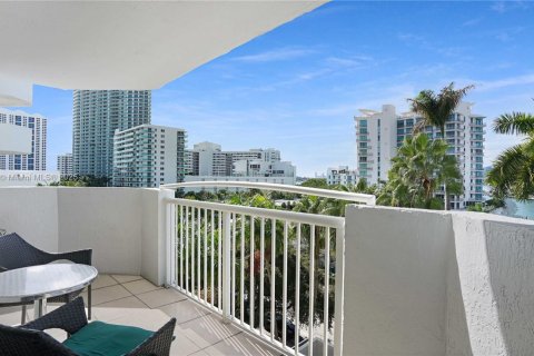 Condo in Miami Beach, Florida, 2 bedrooms № 2039526 - photo 9