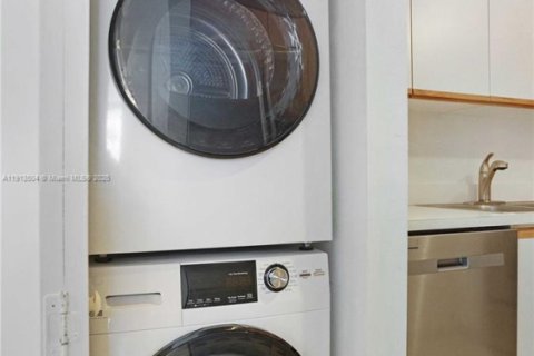 Condo in Miami Beach, Florida, 2 bedrooms № 2039526 - photo 6