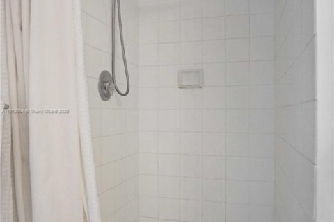 Condo in Miami Beach, Florida, 2 bedrooms № 2039526 - photo 18