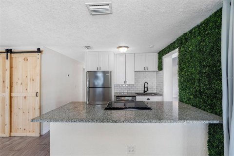 House in Tampa, Florida 3 bedrooms, 117.52 sq.m. № 2239435 - photo 15