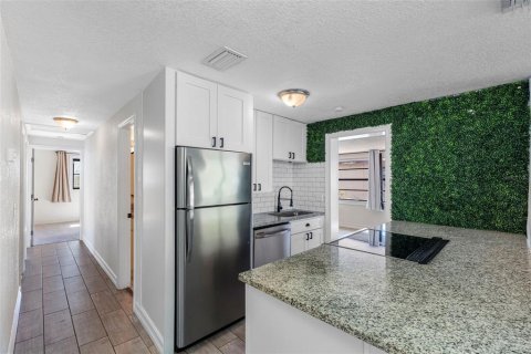 House in Tampa, Florida 3 bedrooms, 117.52 sq.m. № 2239435 - photo 17