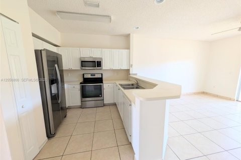 Touwnhouse à louer à Homestead, Floride: 3 chambres, 134.89 m2 № 2276889 - photo 5