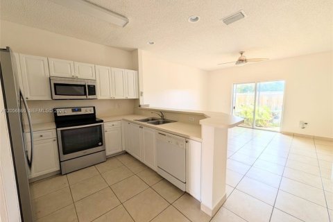 Touwnhouse à louer à Homestead, Floride: 3 chambres, 134.89 m2 № 2276889 - photo 6