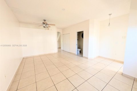 Touwnhouse à louer à Homestead, Floride: 3 chambres, 134.89 m2 № 2276889 - photo 3