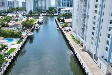 Condo in Fort Lauderdale, Florida, 2 bedrooms  № 2173769 - photo 4