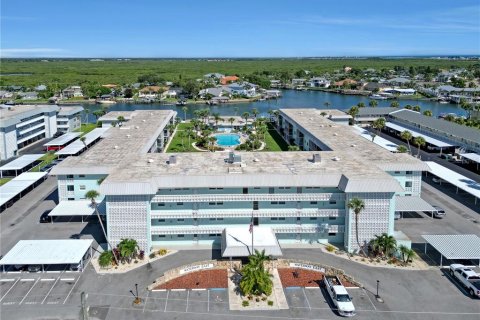 Снять в аренду кондоминиум в Нью-Смирна-Бич, Флорида 3 комнаты, 89м2, № 518266 - фото 2