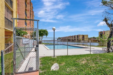 Снять в аренду кондоминиум в Майами, Флорида 2 спальни, 73.67м2, № 2028359 - фото 15