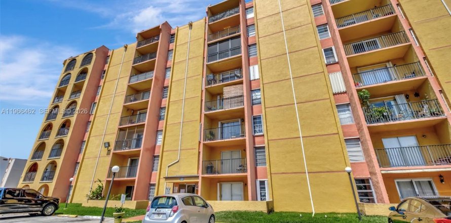 Кондоминиум с 2 спальнями в Майами, Флорида № 2028359