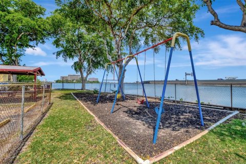 Снять в аренду кондоминиум в Майами, Флорида 2 спальни, 73.67м2, № 2028359 - фото 19