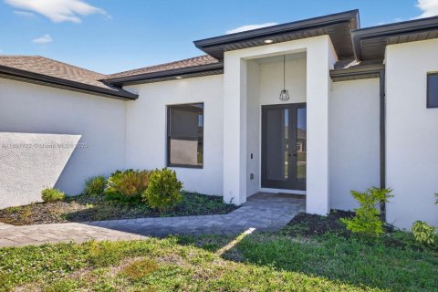 House in Cape Coral, Florida 4 bedrooms № 2190018 - photo 3