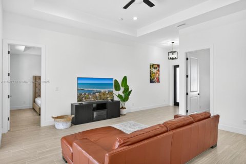 House in Cape Coral, Florida 4 bedrooms № 2190018 - photo 7