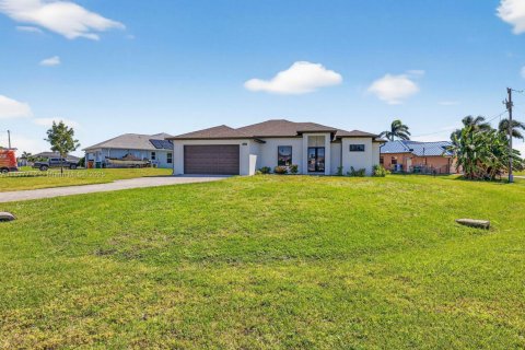 House in Cape Coral, Florida 4 bedrooms № 2190018 - photo 2