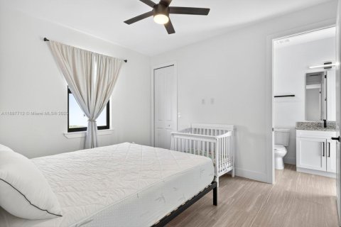 House in Cape Coral, Florida 4 bedrooms № 2190018 - photo 17