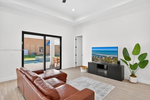 House in Cape Coral, Florida 4 bedrooms № 2190018 - photo 6