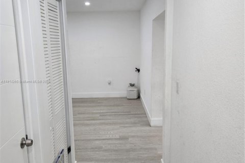 Снять в аренду виллу или дом в Майами, Флорида 2 спальни, 92.9м2, № 1969919 - фото 3