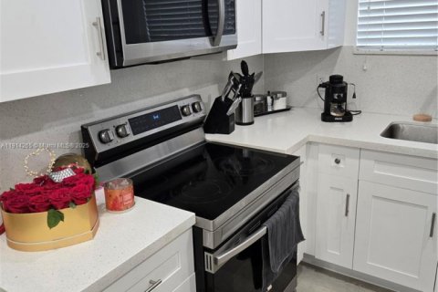 Снять в аренду виллу или дом в Майами, Флорида 2 спальни, 92.9м2, № 1969919 - фото 7