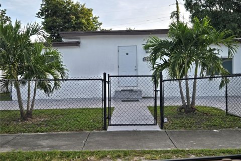 Снять в аренду виллу или дом в Майами, Флорида 2 спальни, 92.9м2, № 1969919 - фото 1