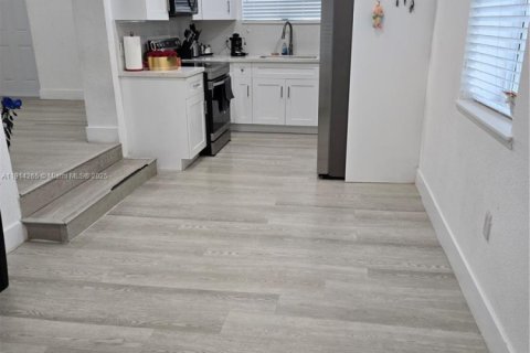 Снять в аренду виллу или дом в Майами, Флорида 2 спальни, 92.9м2, № 1969919 - фото 5