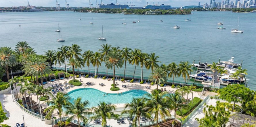 Кондоминиум с 2 спальнями в Майами-Бич, Флорида № 2055067