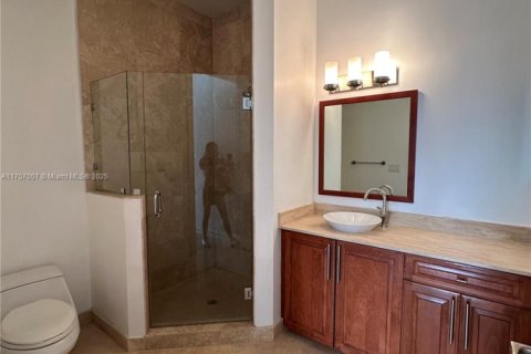 Condo in Coral Gables, Florida, 2 bedrooms  № 1714353 - photo 13