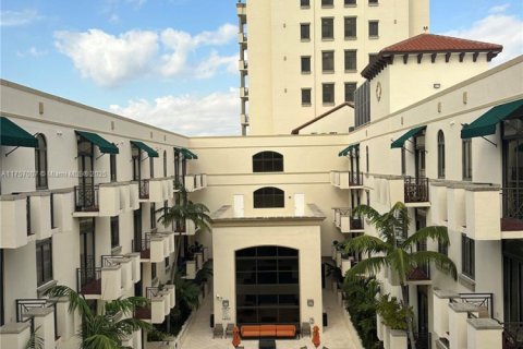 Condo in Coral Gables, Florida, 2 bedrooms  № 1714353 - photo 1