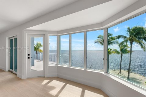 House in Key Largo, Florida 5 bedrooms, 222.97 sq.m. № 2430103 - photo 21