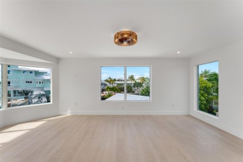 House in Key Largo, Florida 5 bedrooms, 222.97 sq.m. № 2430103 - photo 17
