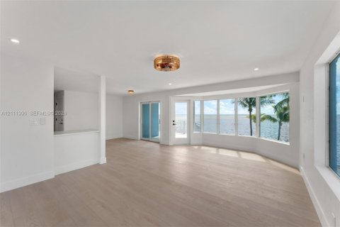 House in Key Largo, Florida 5 bedrooms, 222.97 sq.m. № 2430103 - photo 18