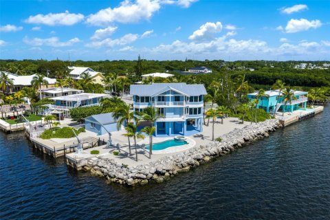 House in Key Largo, Florida 5 bedrooms, 222.97 sq.m. № 2430103