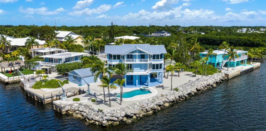House in Key Largo, Florida 5 bedrooms, 222.97 sq.m. № 2430103