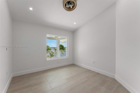 House in Key Largo, Florida 5 bedrooms, 222.97 sq.m. № 2430103 - photo 30