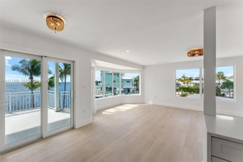House in Key Largo, Florida 5 bedrooms, 222.97 sq.m. № 2430103 - photo 15