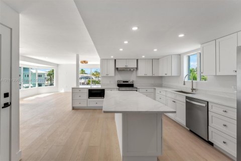 House in Key Largo, Florida 5 bedrooms, 222.97 sq.m. № 2430103 - photo 12