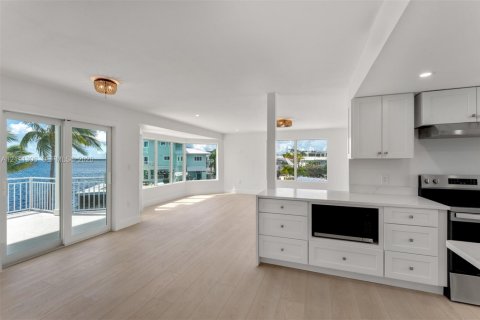 House in Key Largo, Florida 5 bedrooms, 222.97 sq.m. № 2430103 - photo 16