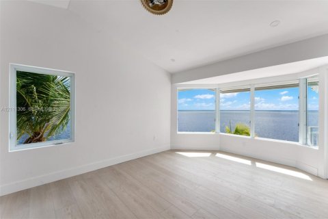 House in Key Largo, Florida 5 bedrooms, 222.97 sq.m. № 2430103 - photo 25