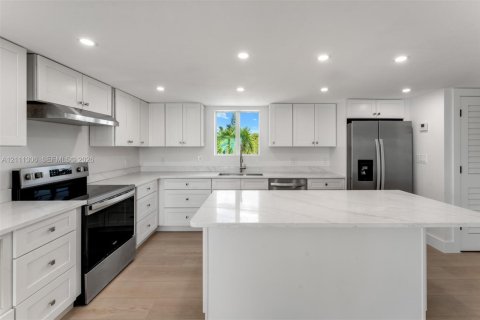 House in Key Largo, Florida 5 bedrooms, 222.97 sq.m. № 2430103 - photo 14