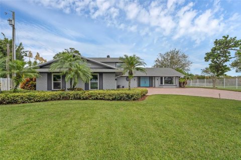 House in Belle Isle, Florida 4 bedrooms, 298.77 sq.m. № 1902392 - photo 2
